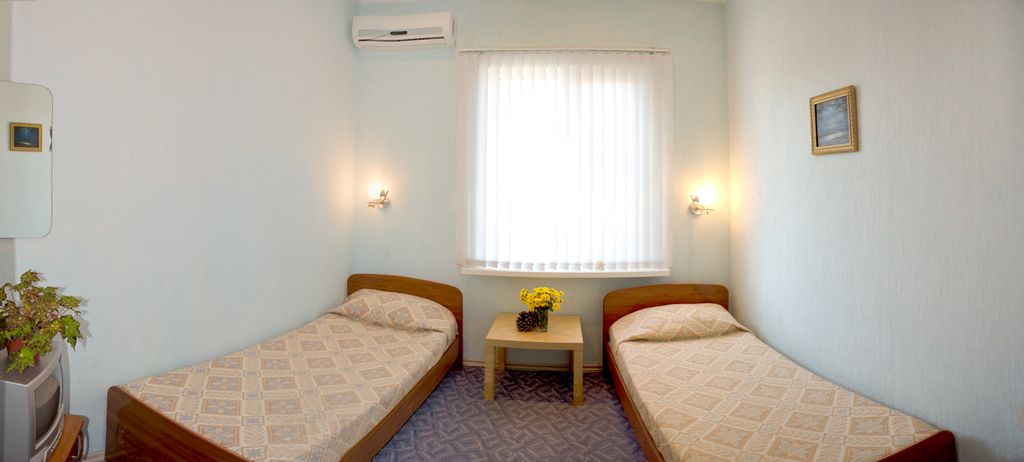 Двухместный номер с 2 отдельными кроватями и общей ванной комнатой