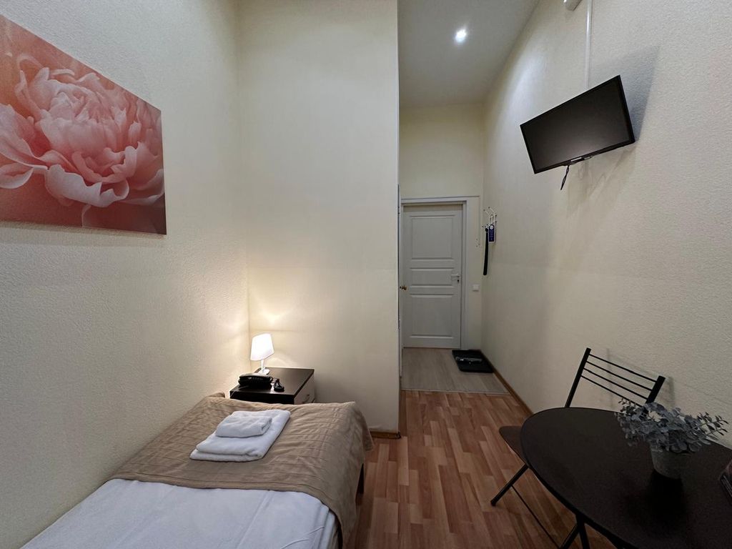 Одноместный номер стандарт с собственной ванной комнатой