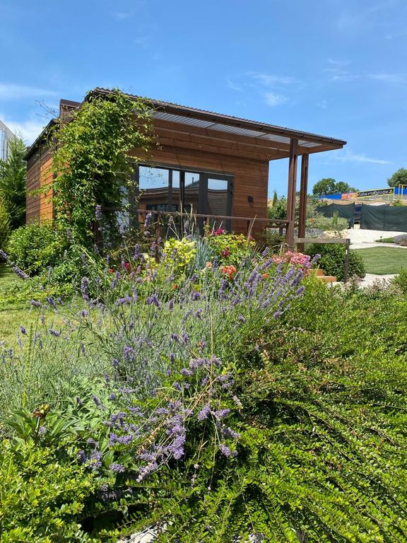 Дом новый коттедж с бассейном на благоустроенной территории