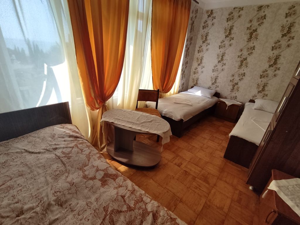 Трёхместный номер эконом с видом на море