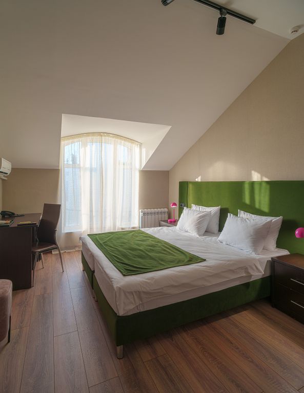 Двухместный номер с 2 отдельными кроватями реновированный стандарт с балконом, с кроватью king-size или двумя односпальными кроватями