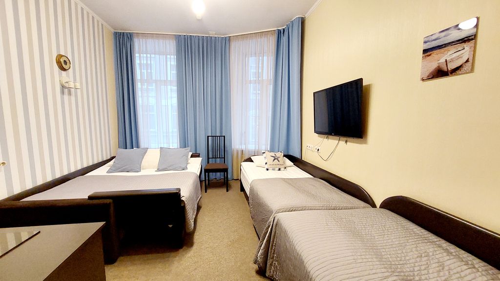 Четырёхместный номер комфортная комната с кондиционером