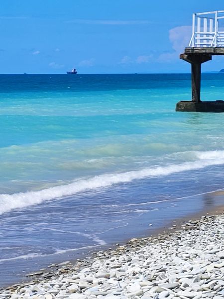 Морская гладь. Галечный пляж.