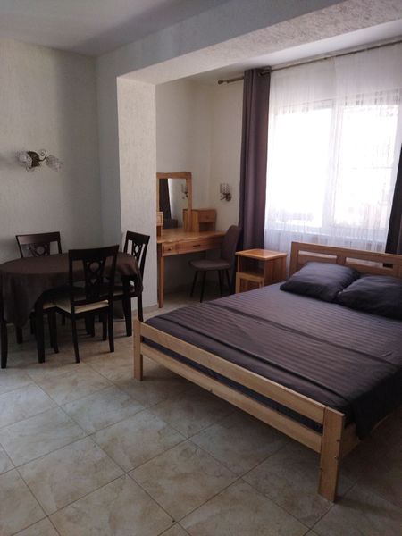 кровать" king sais"( (160*200), обеденный стол на 4 персоны, туалетный столик с зеркалом.