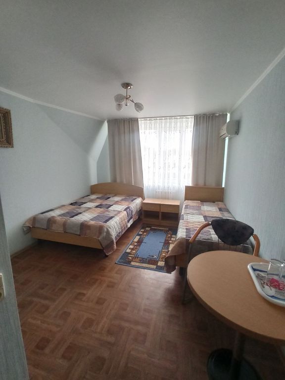 Трёхместный номер с двуспальной кроватью + односпальная кровать