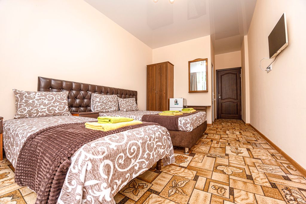 Трёхместный номер улучшенный с балконом