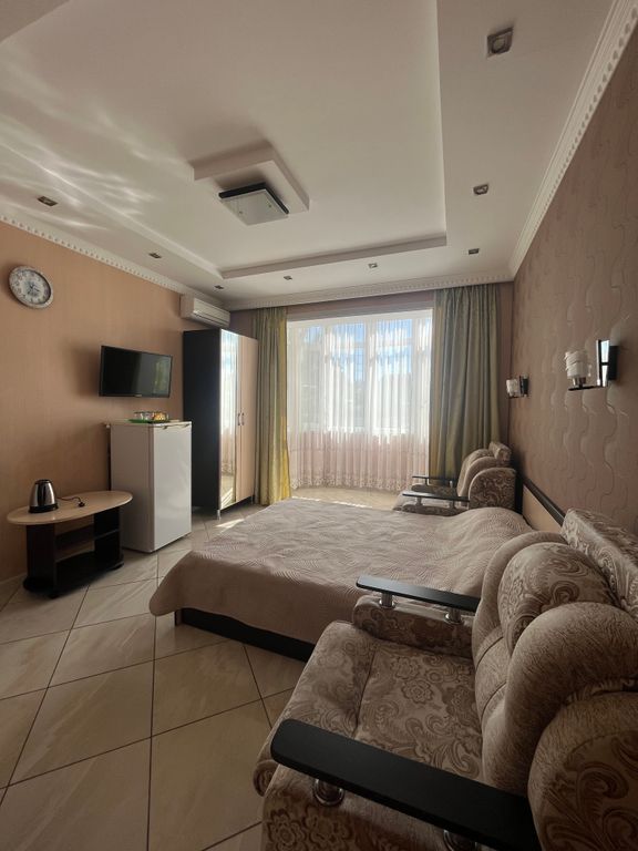 Четырёхместный номер комфорт с эркерным балконом