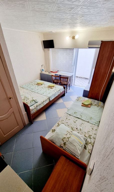 Трёхместный номер бюджетный в цоколе