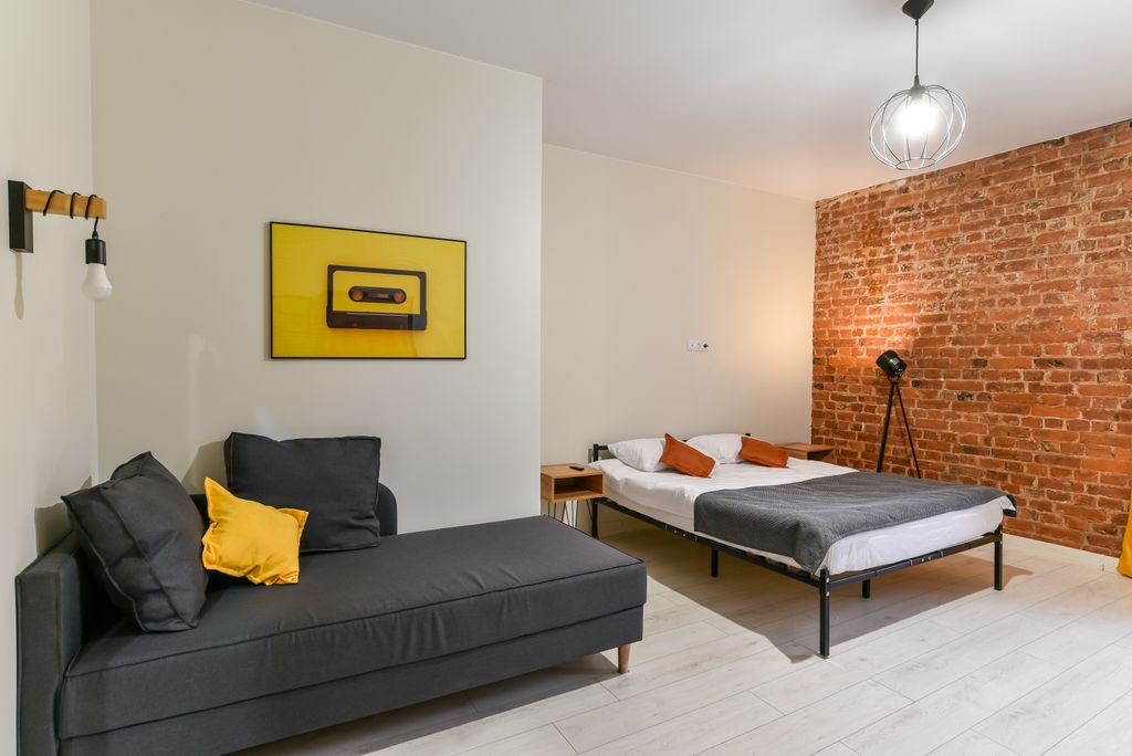 Семейный номер трехместный с двуспальной кроватью и диваном с общей ванной комнатой