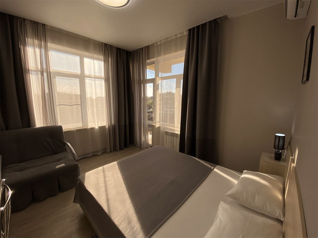 Трёхместный номер Де-Люкс с панорамными окнами