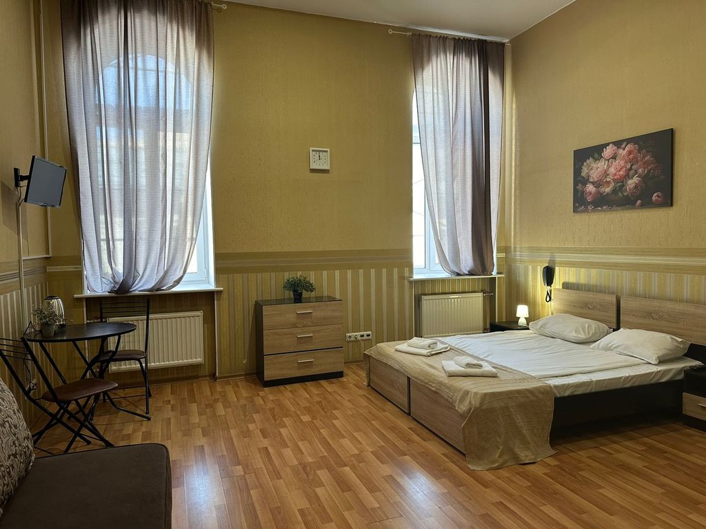 Семейный номер с двуспальной кроватью, диваном и кухней