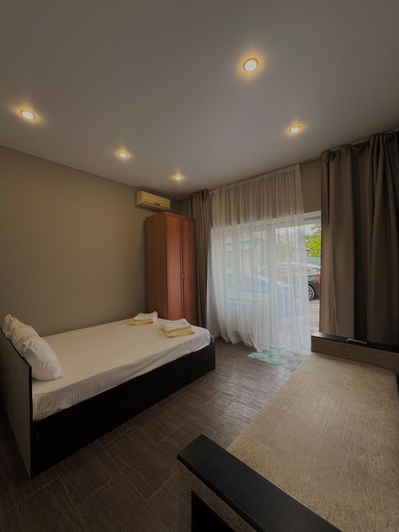 Четырёхместный номер стандарт в отдельном здании через дорогу