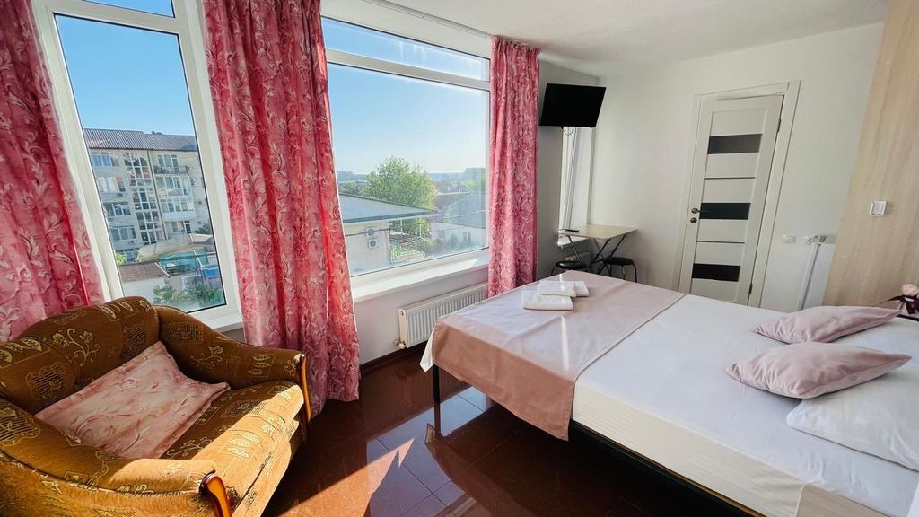 Трёхместный номер улучшенный с видом на море