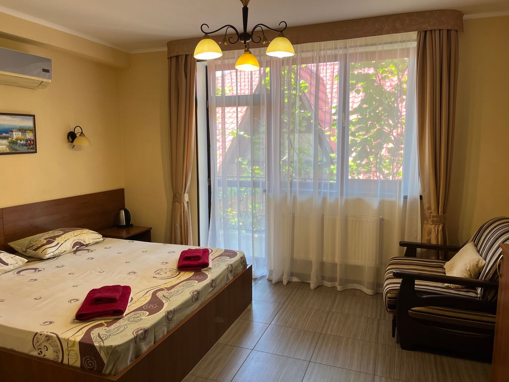 Трёхместный номер стандарт с видом на город