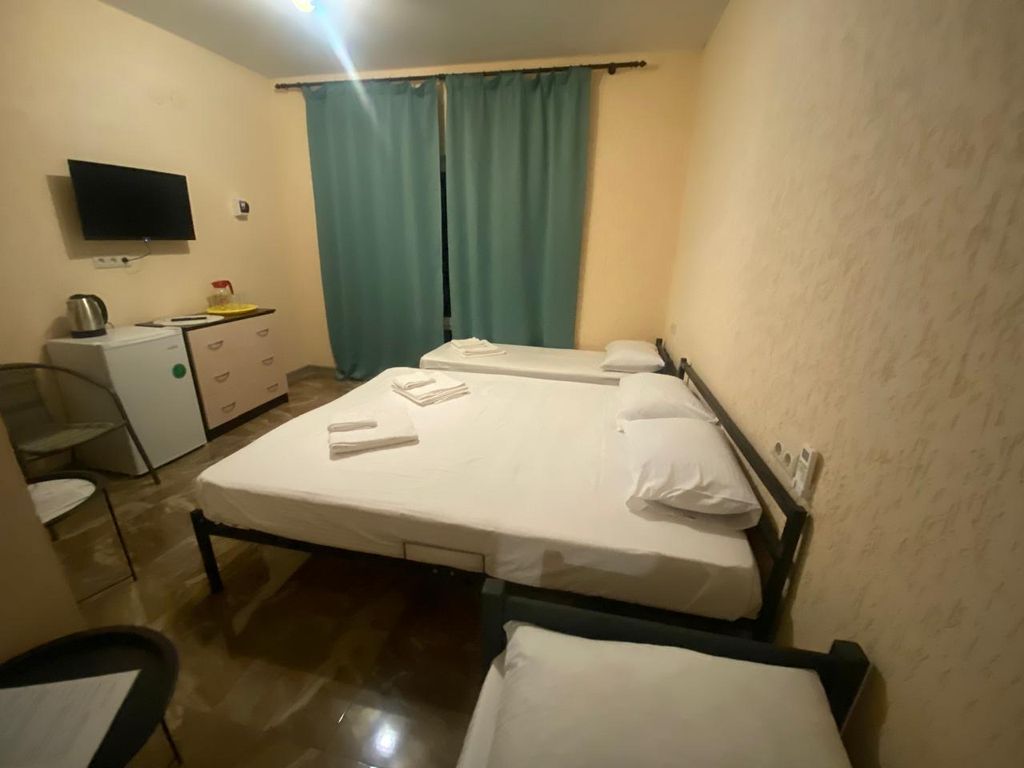 Трёхместный номер эконом с видом на горы