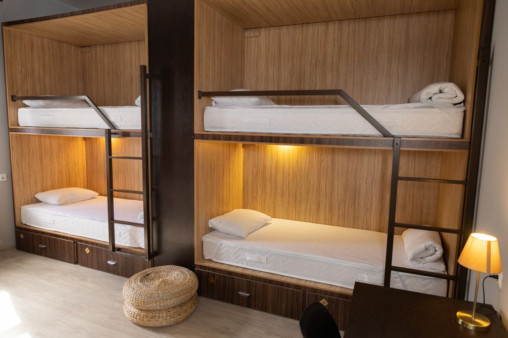 Многоместный смешанный номер с 6 кроватями