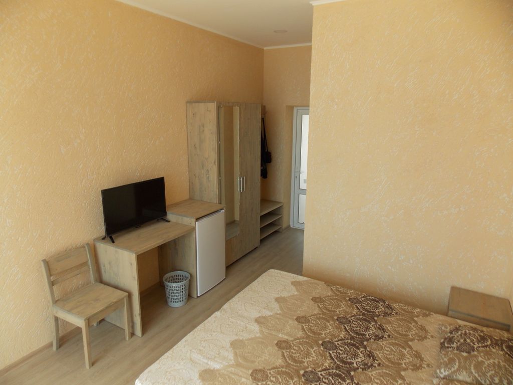 Четырёхместный номер стандарт с балконом и видом на море и пляж