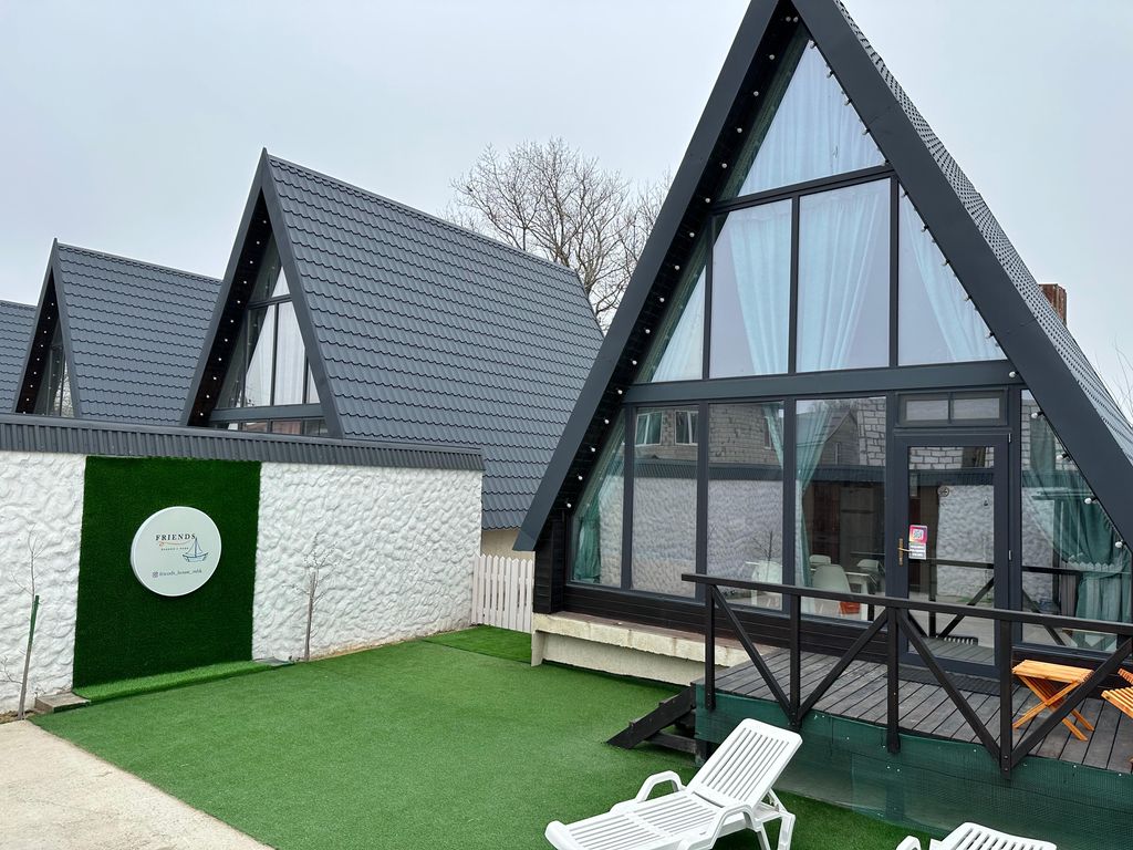 Дом френдс хаус