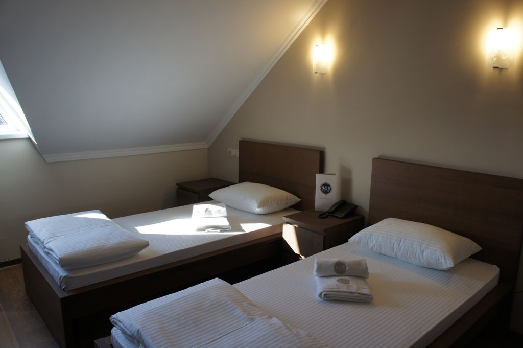 Трёхместный номер  с 3 односпальными кроватями