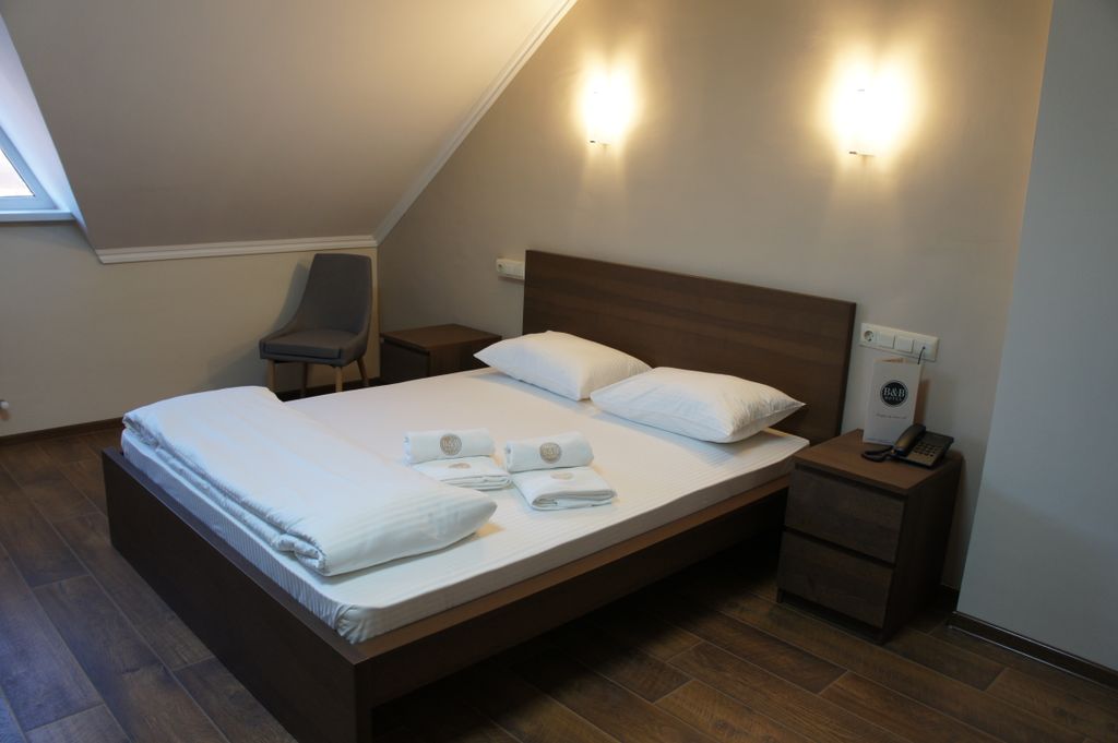 Семейный номер c двуспальной и односпальной кроватями