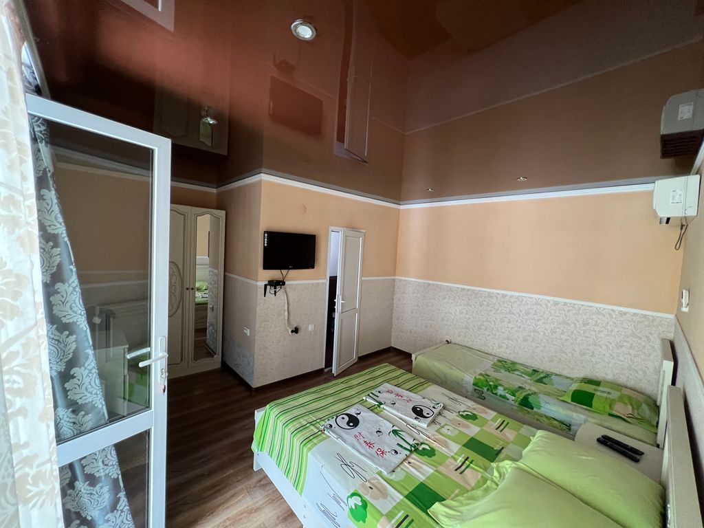 Трёхместный номер улучшенный с видом на горы