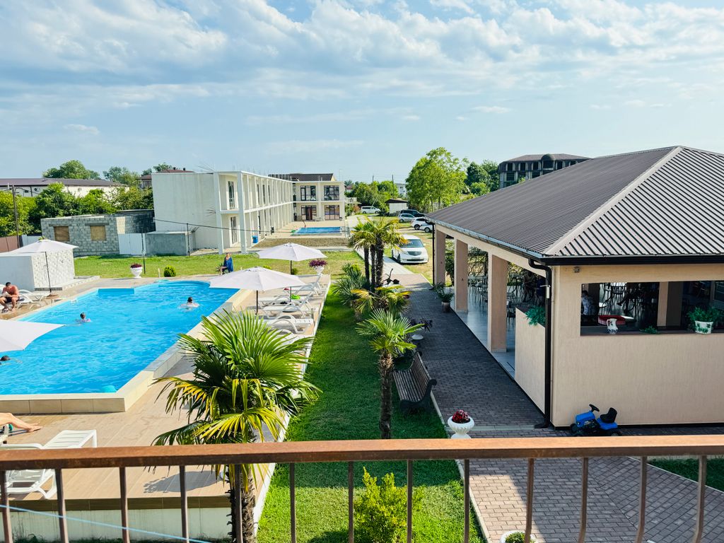 Трёхместный номер с балконом и включенным завтраком