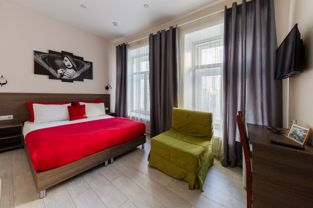 Трёхместный номер улучшенный с одной большой кроватью и диваном