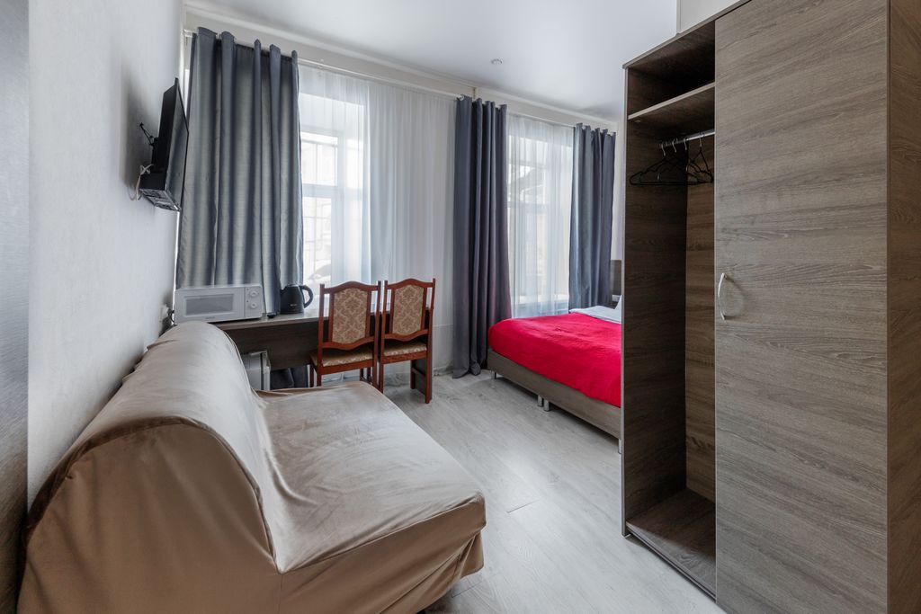 Четырёхместный номер улучшенный с кроватью и диваном