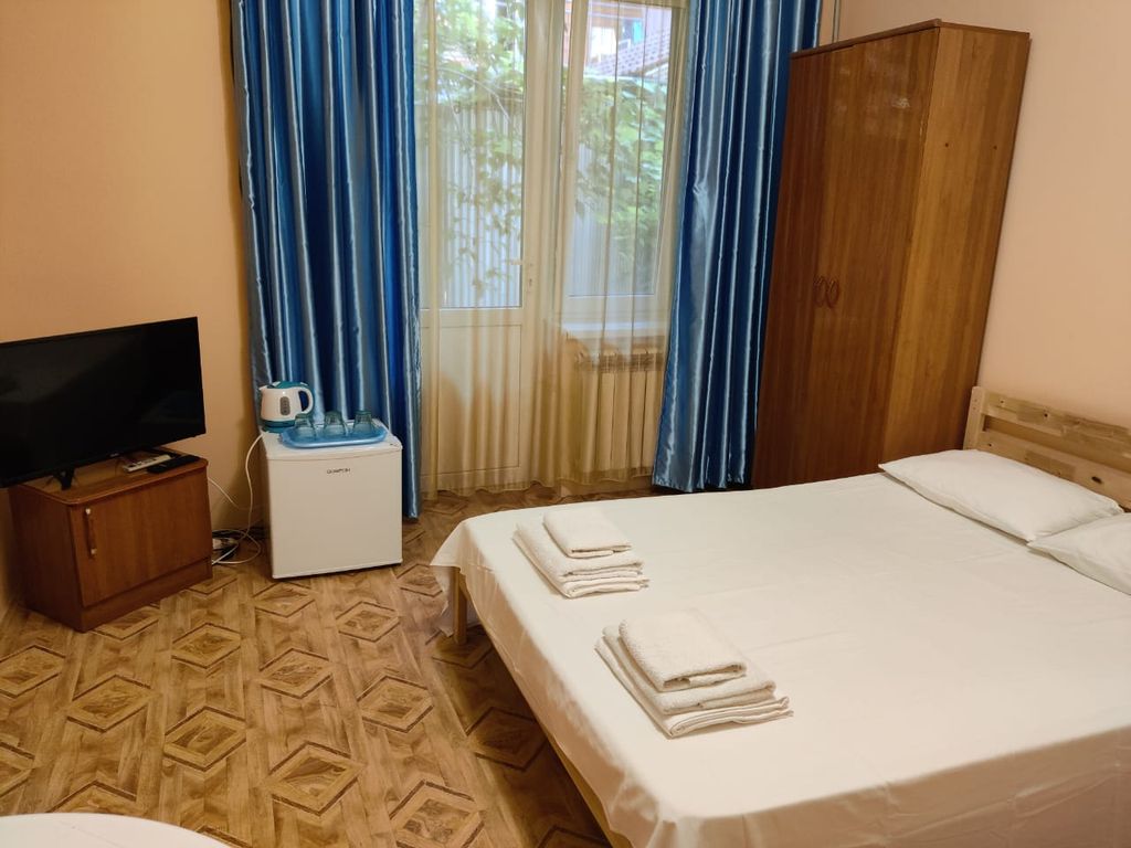 Трёхместный номер с отдельным входом на 1 этаже + свой санузел