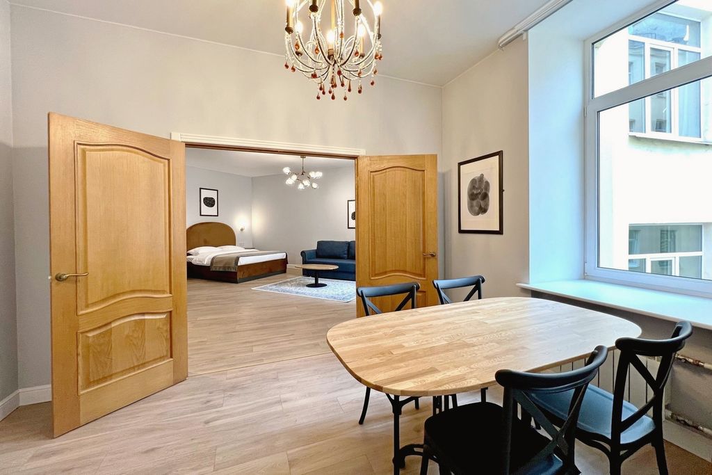 Апартаменты с видом во двор с двуспальной кроватью и диваном