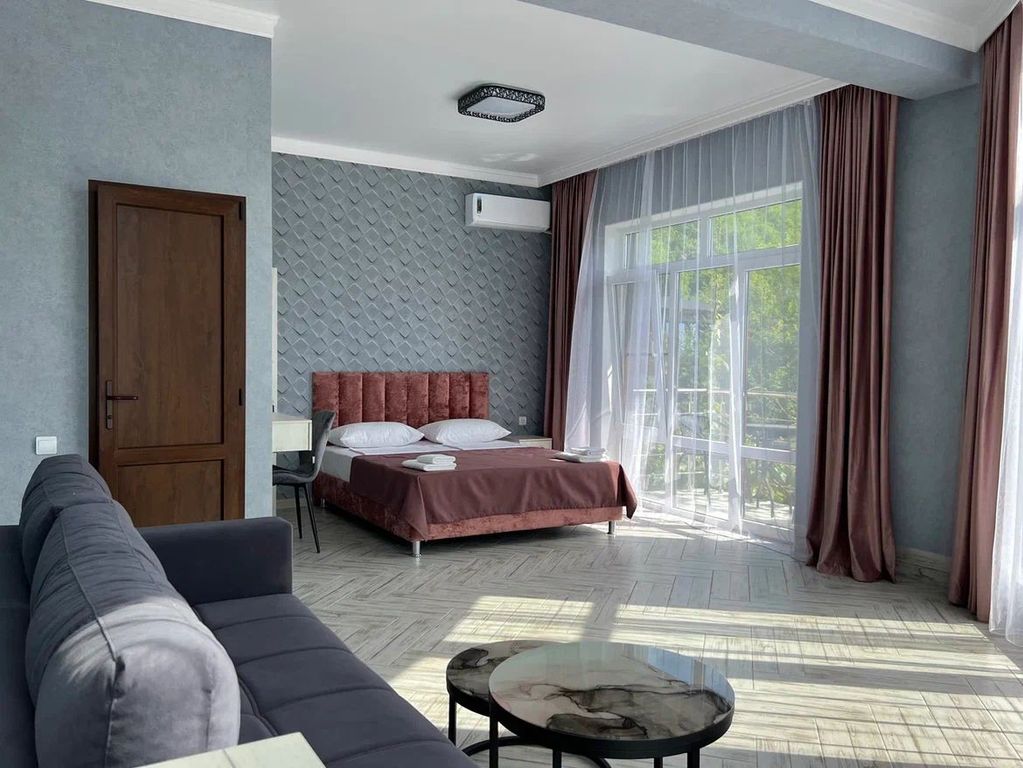 Семейный номер с панорамными окнами