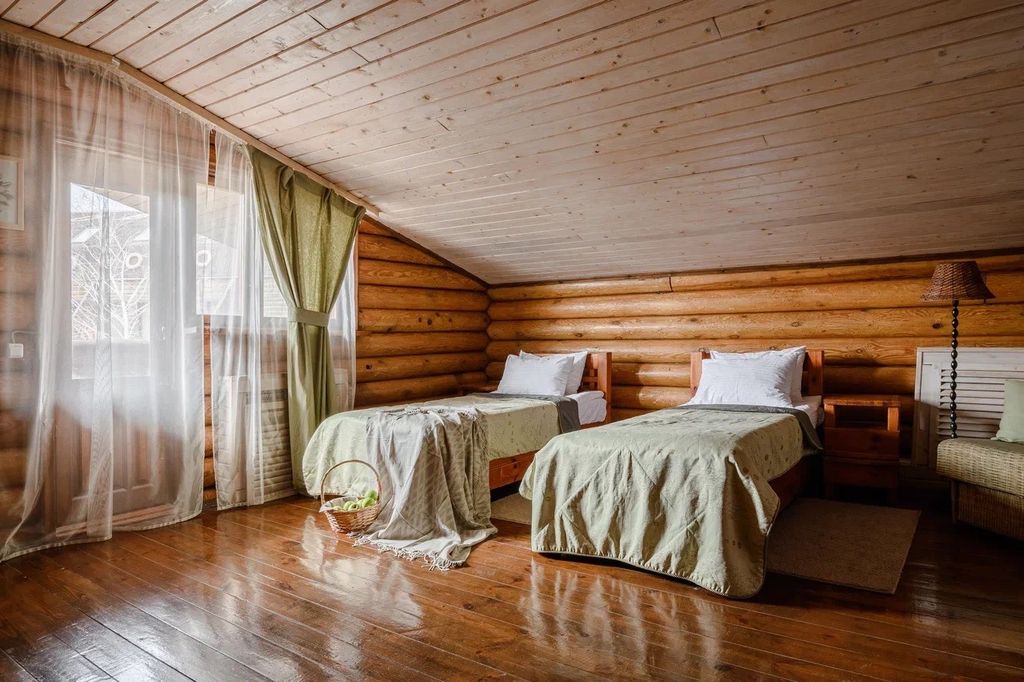 Двухместный номер с 2 отдельными кроватями уютный с видом на реку и сад с большим балконом