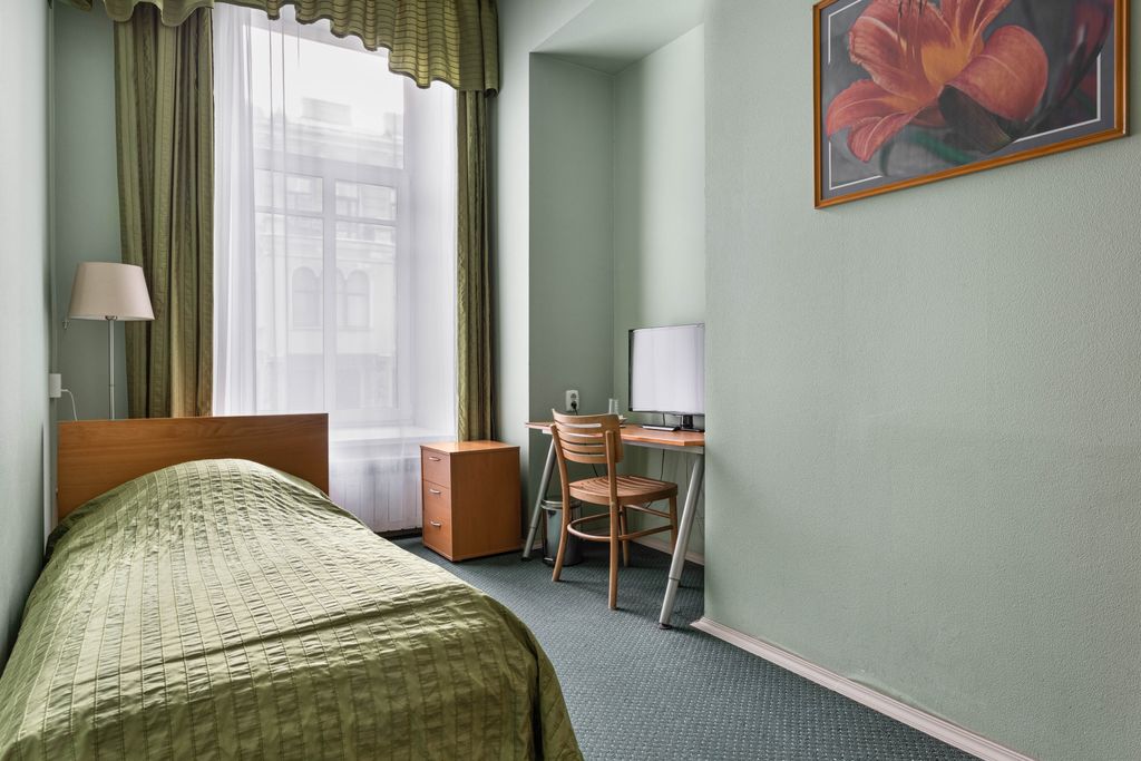 Одноместный номер стандарт с удобствами, с видом на город