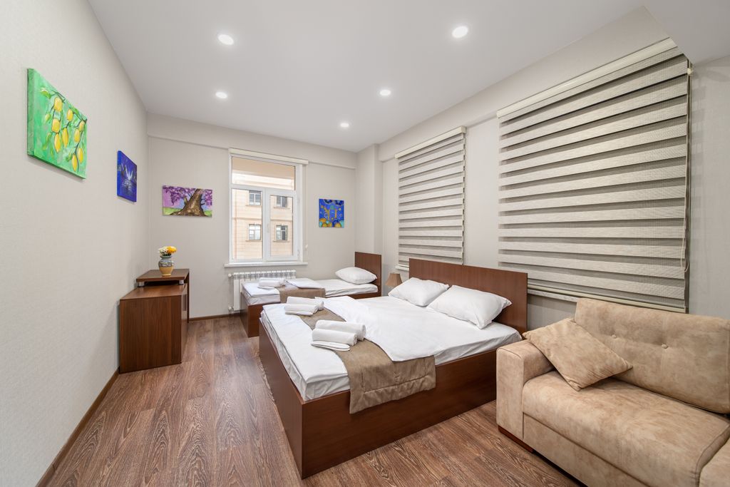 Трёхместный номер эконом с видом на город