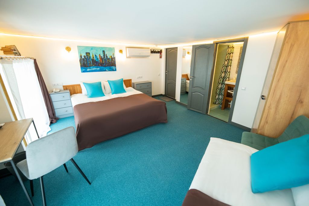 Трёхместный номер Трехместная комната с двуспальной и односпальной кроватями