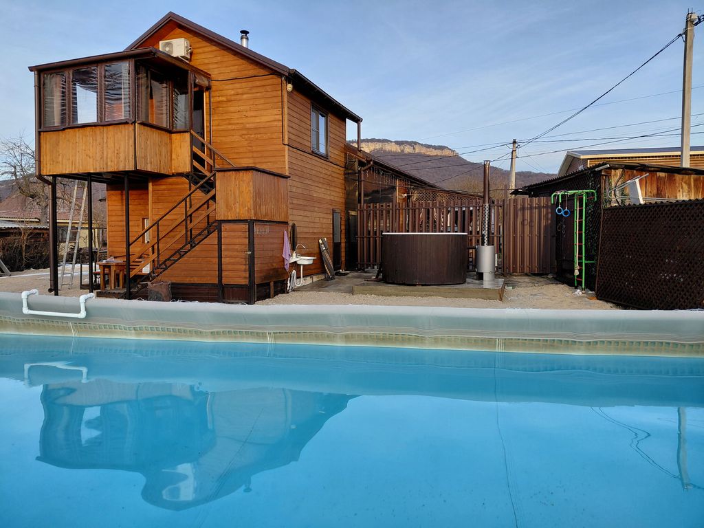 Дом Мансарда с видом на горы, кухня, теплый бассейн