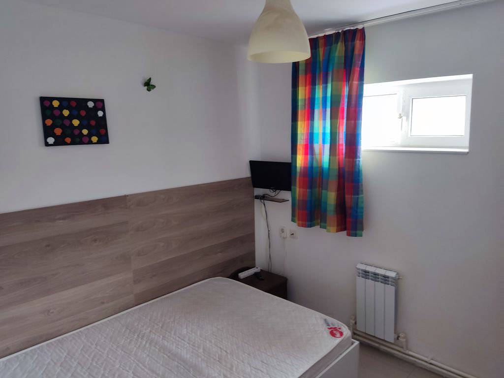 Двухместный номер с 1 кроватью в цоколе с одной большой кроватью 2