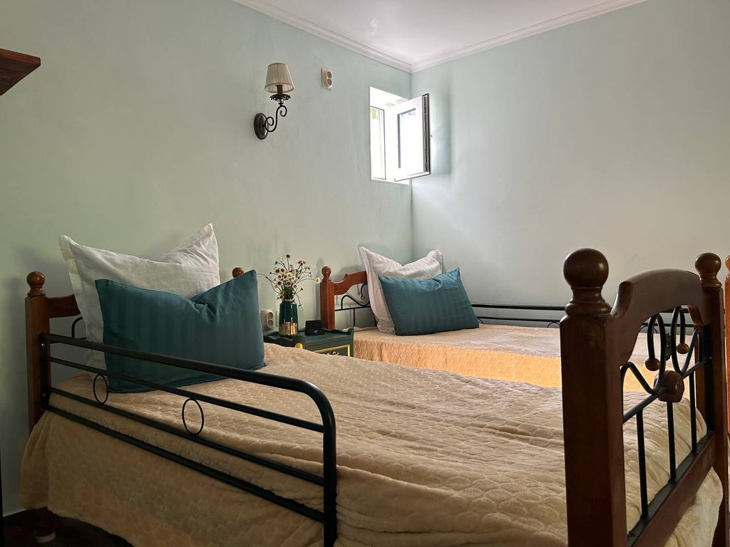 Четырёхместный номер люкс с видом на город