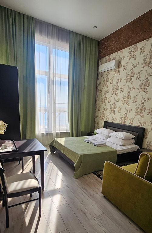 Трёхместный номер улучшенный с видом на море