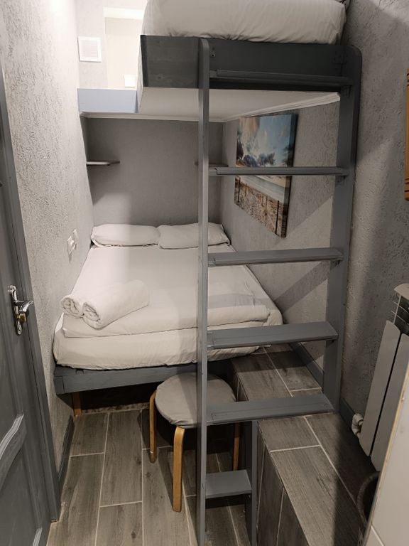 Трёхместный номер Трехместная капсула с душем (общий туалет)