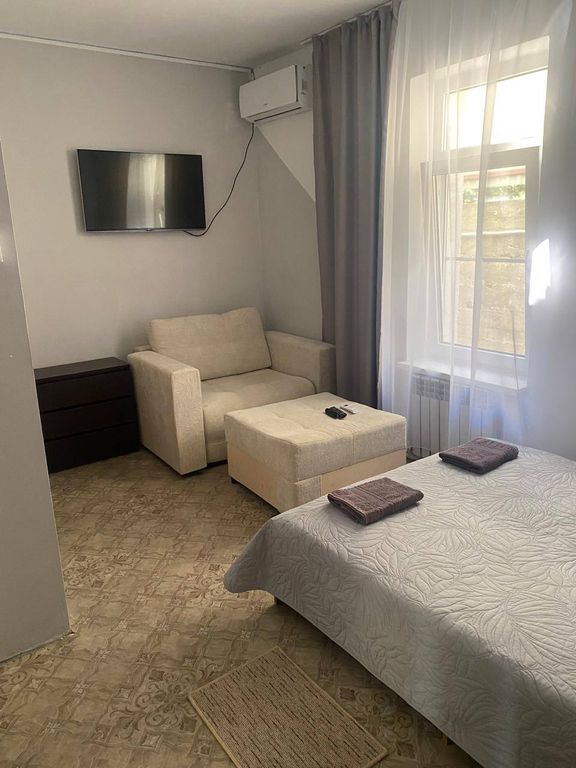 Трёхместный номер 2 с двумя отдельными кроватями