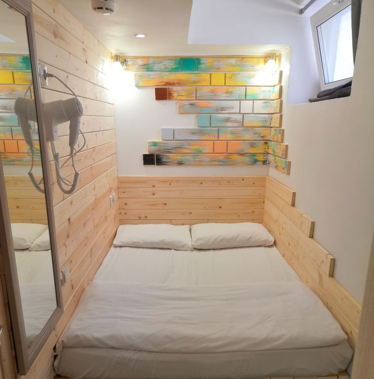 Двухместный номер с 1 кроватью капсула с душем (маленькое окно)