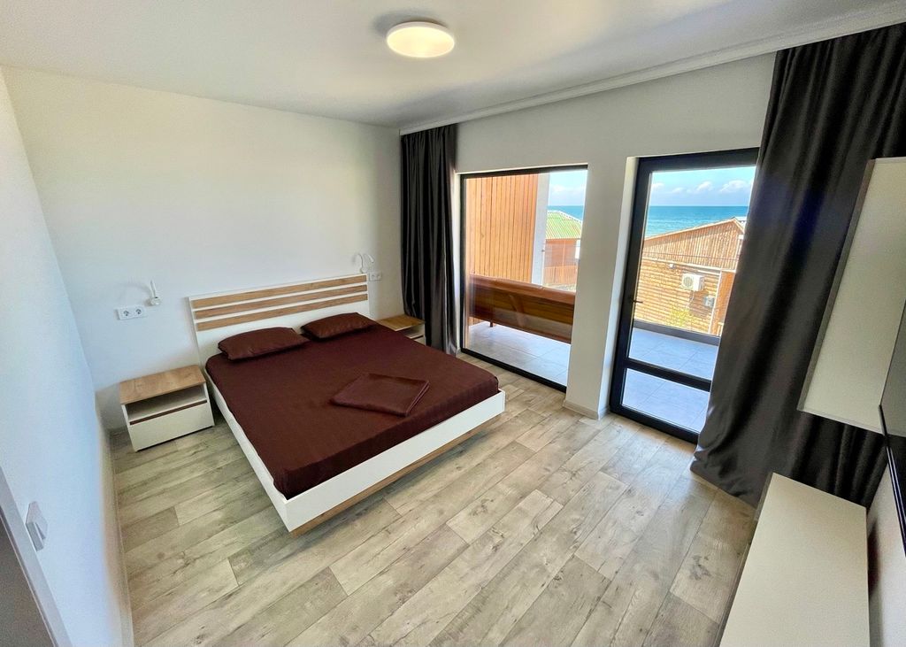 Многоместный смешанный номер новый 3-комнатный люкс с видом на море