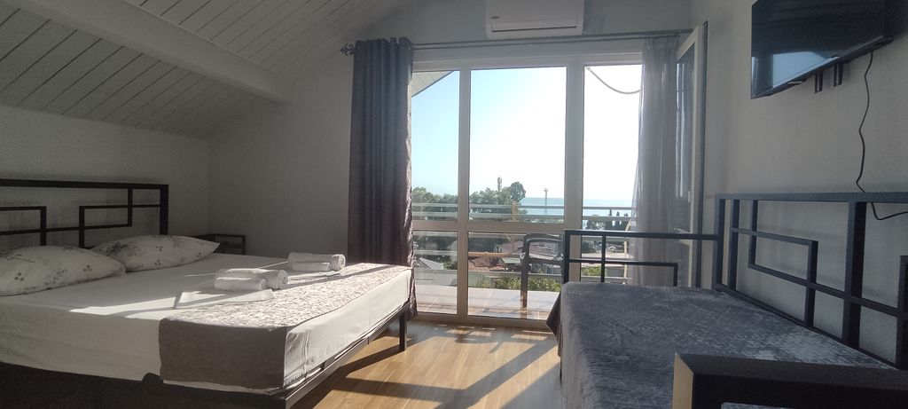 Трёхместный номер стандарт с видом на море