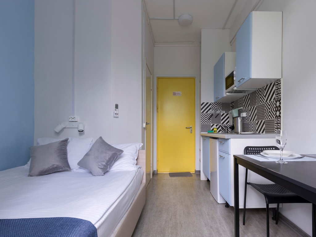 Апартаменты мини-студия с одной большой кроватью