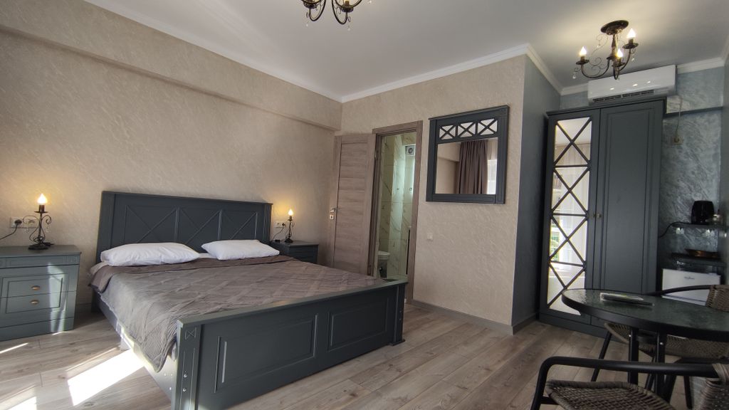 Трёхместный номер люкс с видом на горы и море