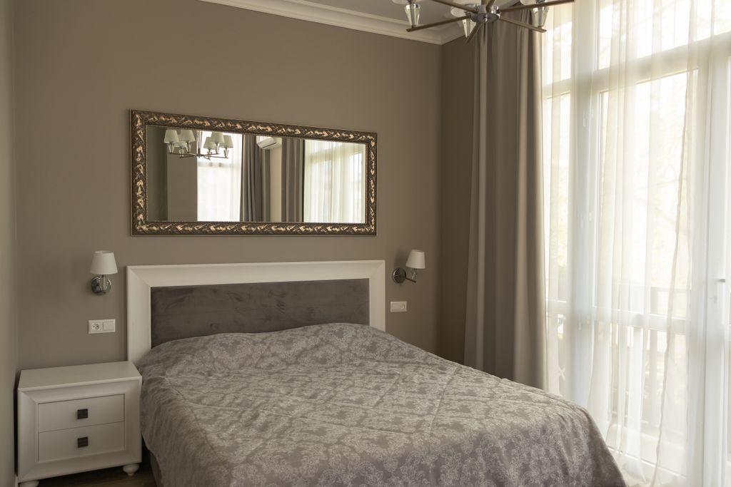 Семейный номер с большой кроватью и раскладным диваном(французский балкон)