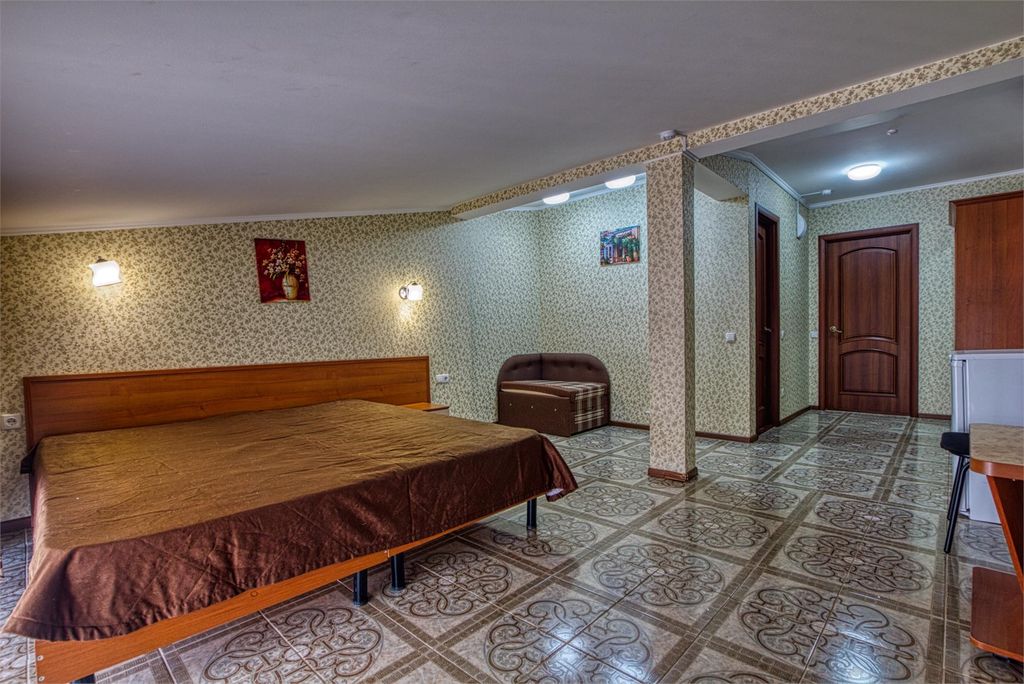 Трёхместный номер мансардный