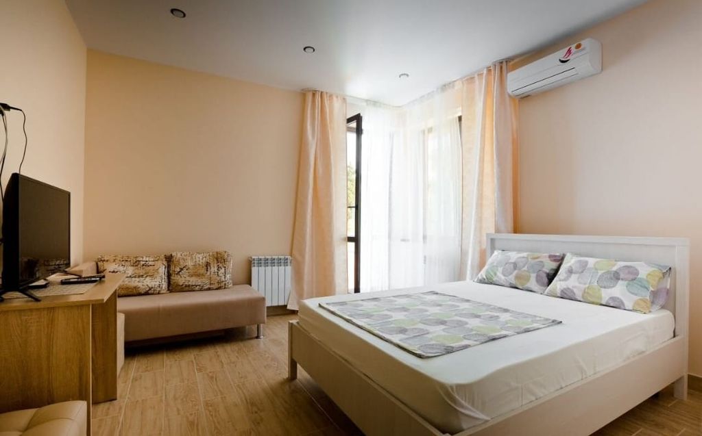 Трёхместный номер (10) стандарт с видом на горы