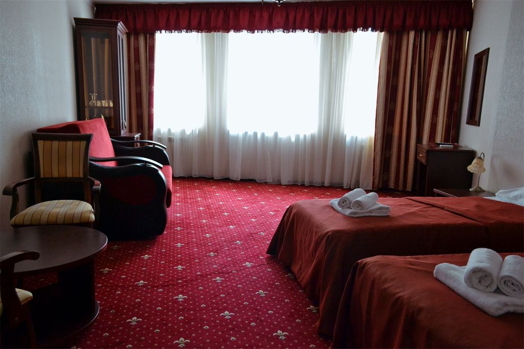 Трёхместный номер с 2-мя кроватями и диваном